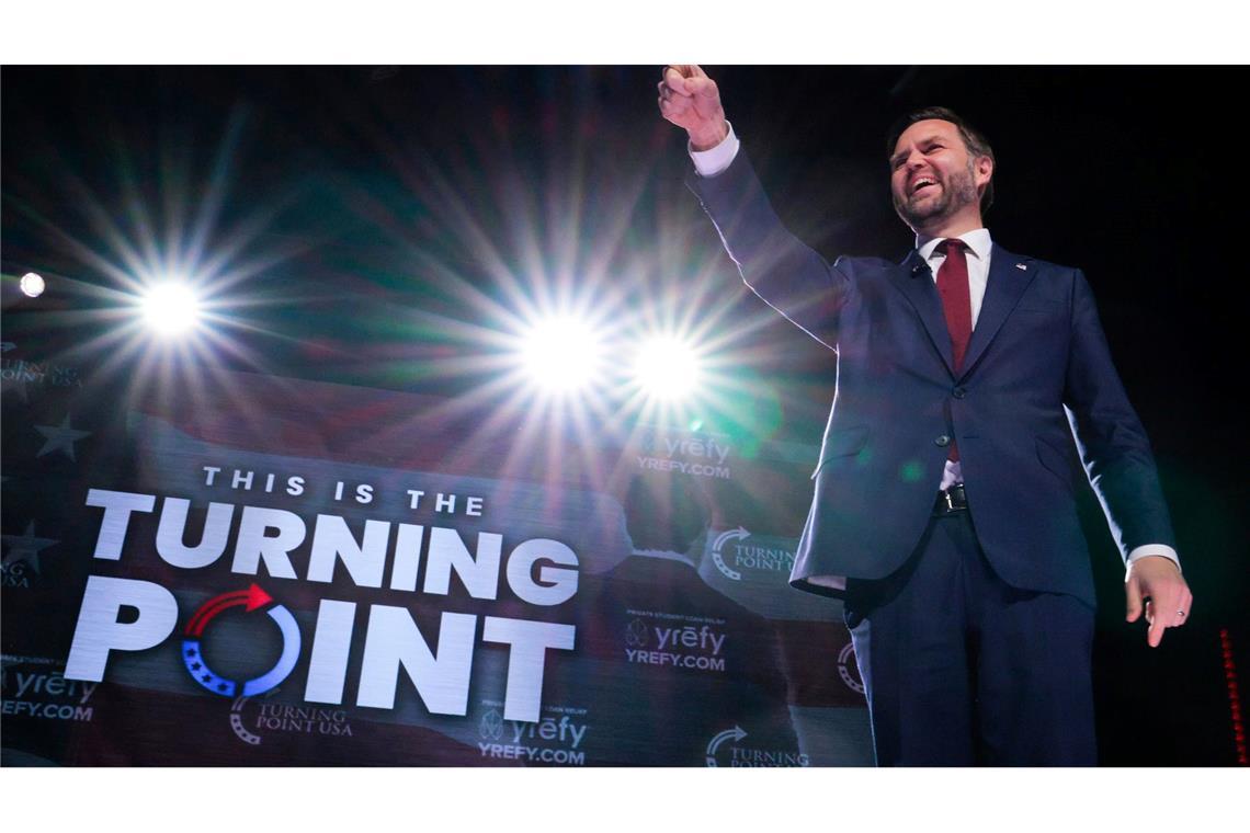 US-Vizepräsident JD Vance zeigt auf Menschen in der Menge.