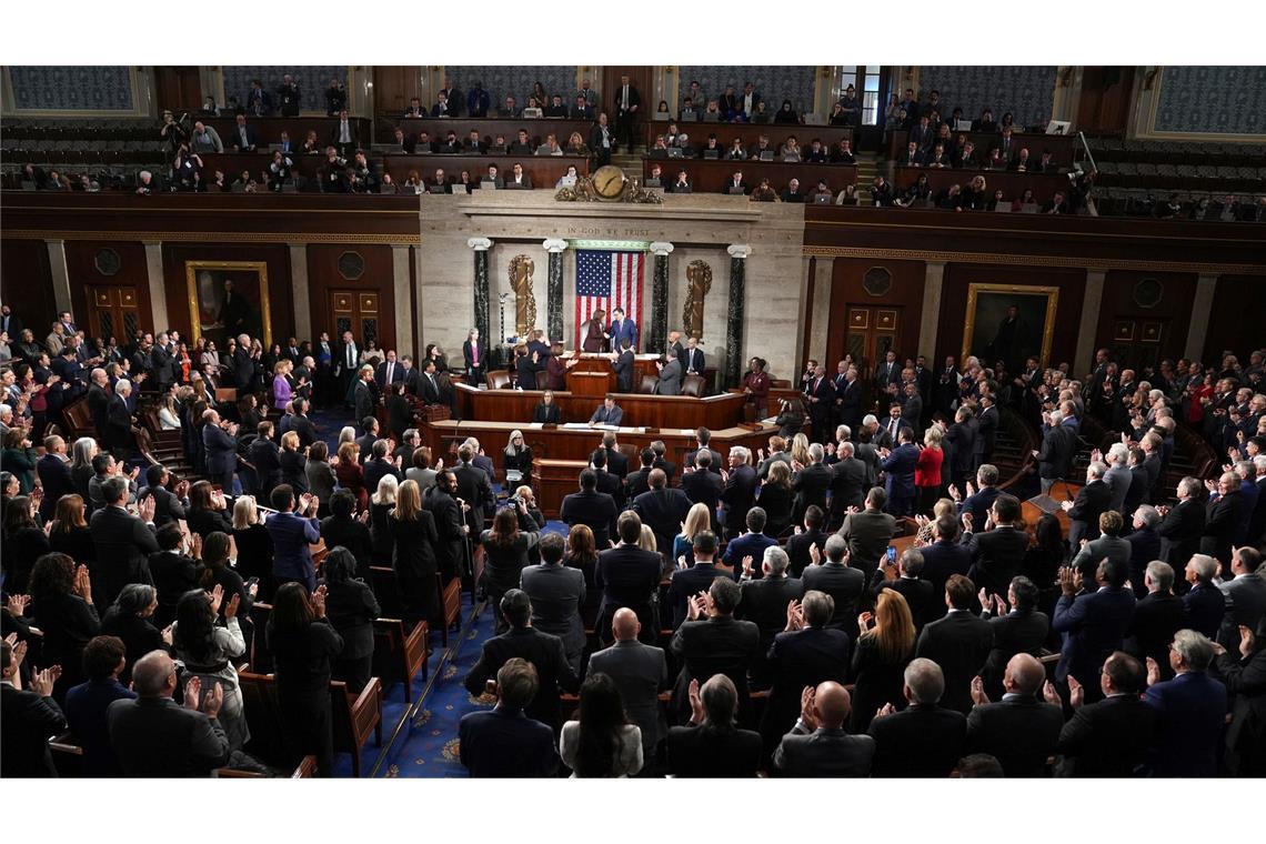Bilder des Tages US-Vizepräsidentin Kamala Harris schüttelt dem Sprecher des Repräsentantenhauses, Mike Johnson, die Hand, nachdem bei einer gemeinsamen Sitzung des Kongresses der Sieg von DonaldTrump bei der Präsidentenwahl offiziell bestätigt wurde.