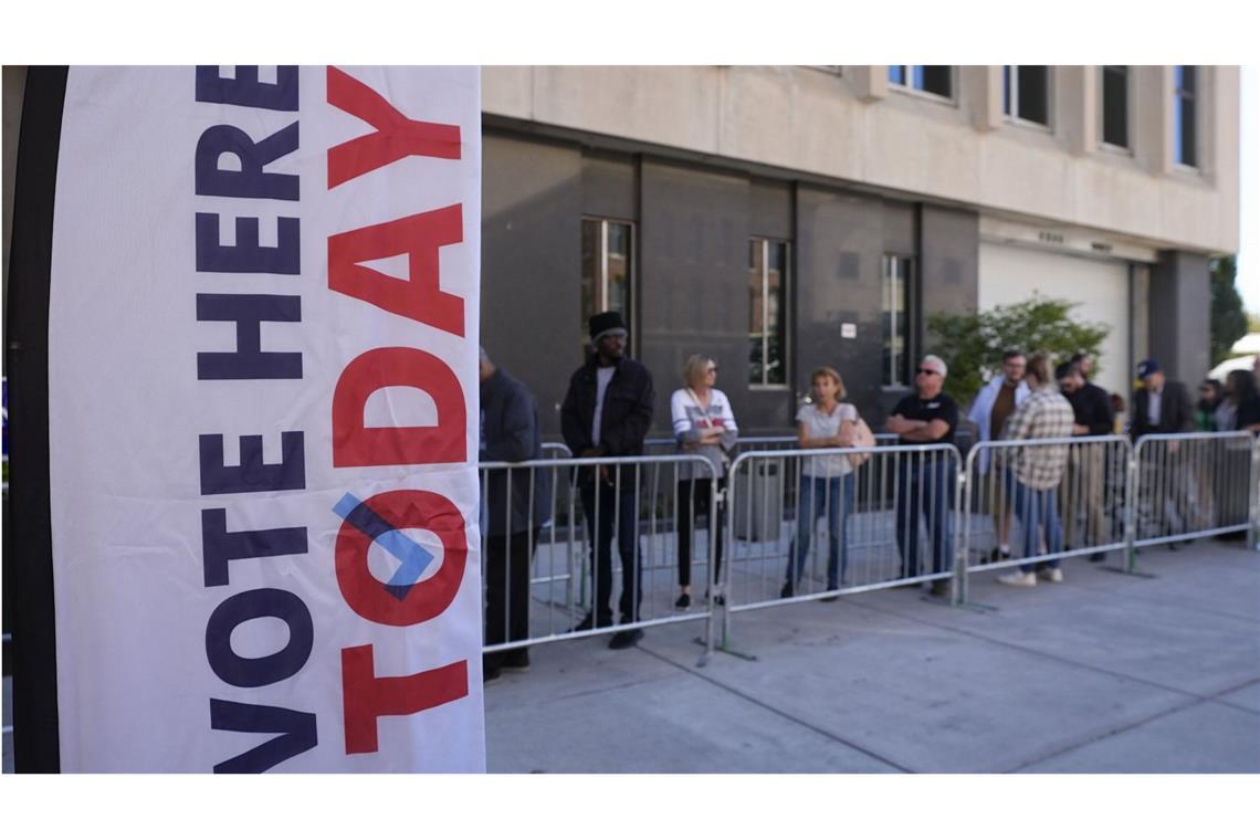 US-Wahlleiter versprechen korrekte Auszählung US-Wahl: Wähler stellen sich Anfang Oktober in Indianapolis für die persönliche Briefwahl auf.