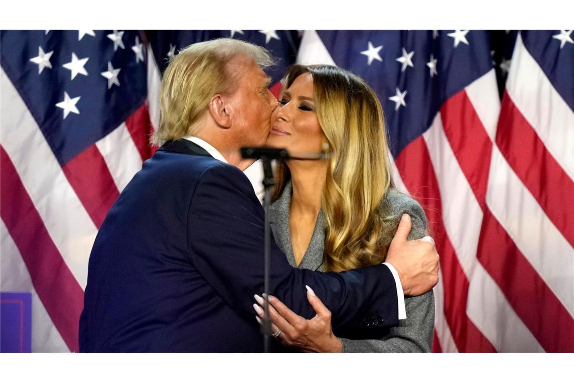 Bilder des Tages US-Wahlen 2024 - Donald Trump küsst Melania Trump bei einer Wahlparty.
