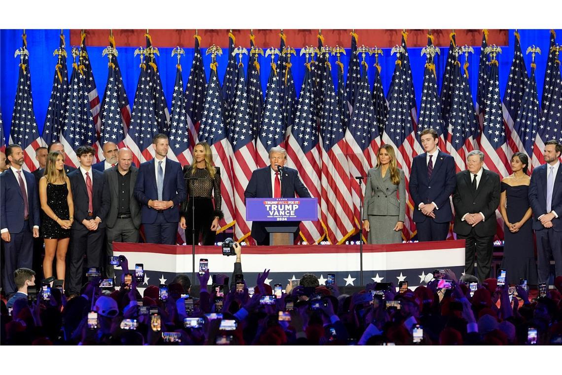 Bilder des Tages US-Wahlen 2024 - Donald Trump redet auf der Bühne in West Palm Beach umringt von Mitgliedern seiner Familie.