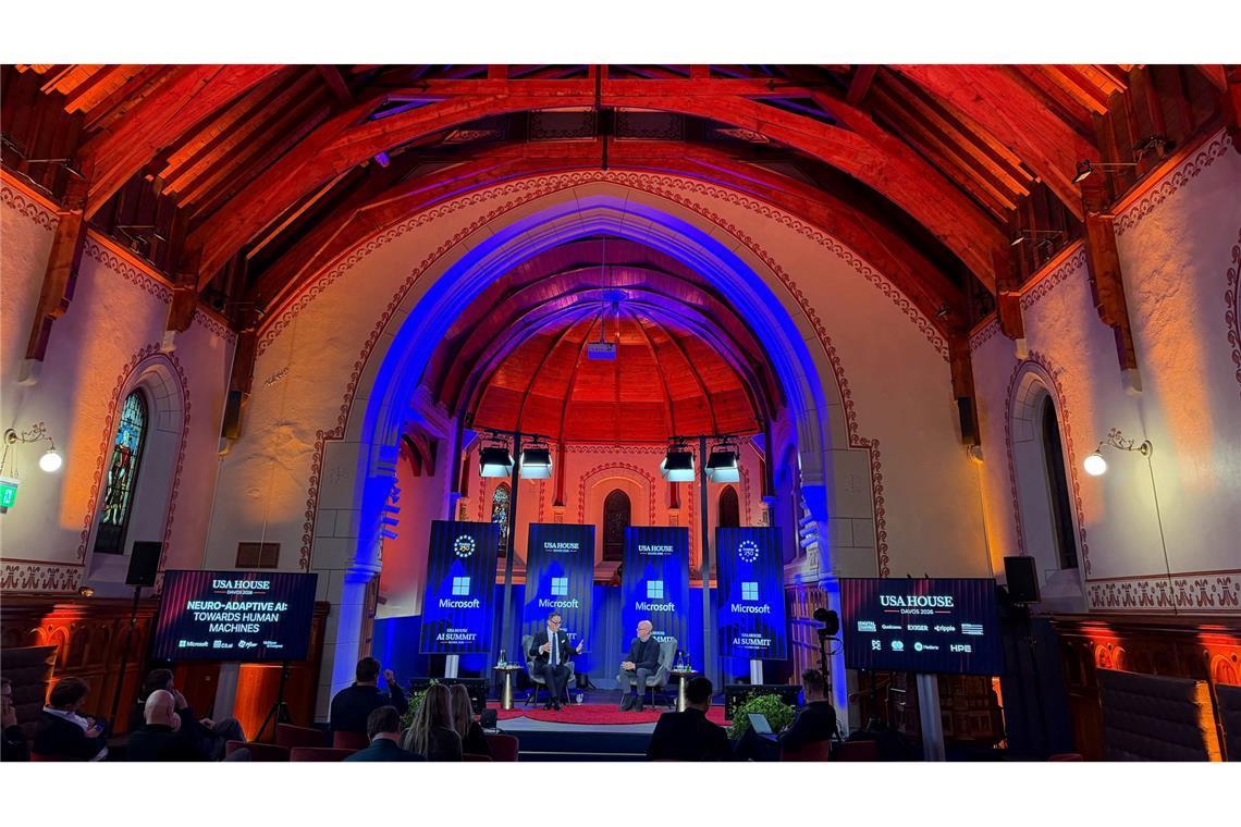 USA House in einer Kirche: Der Altar ist eine Bühne.