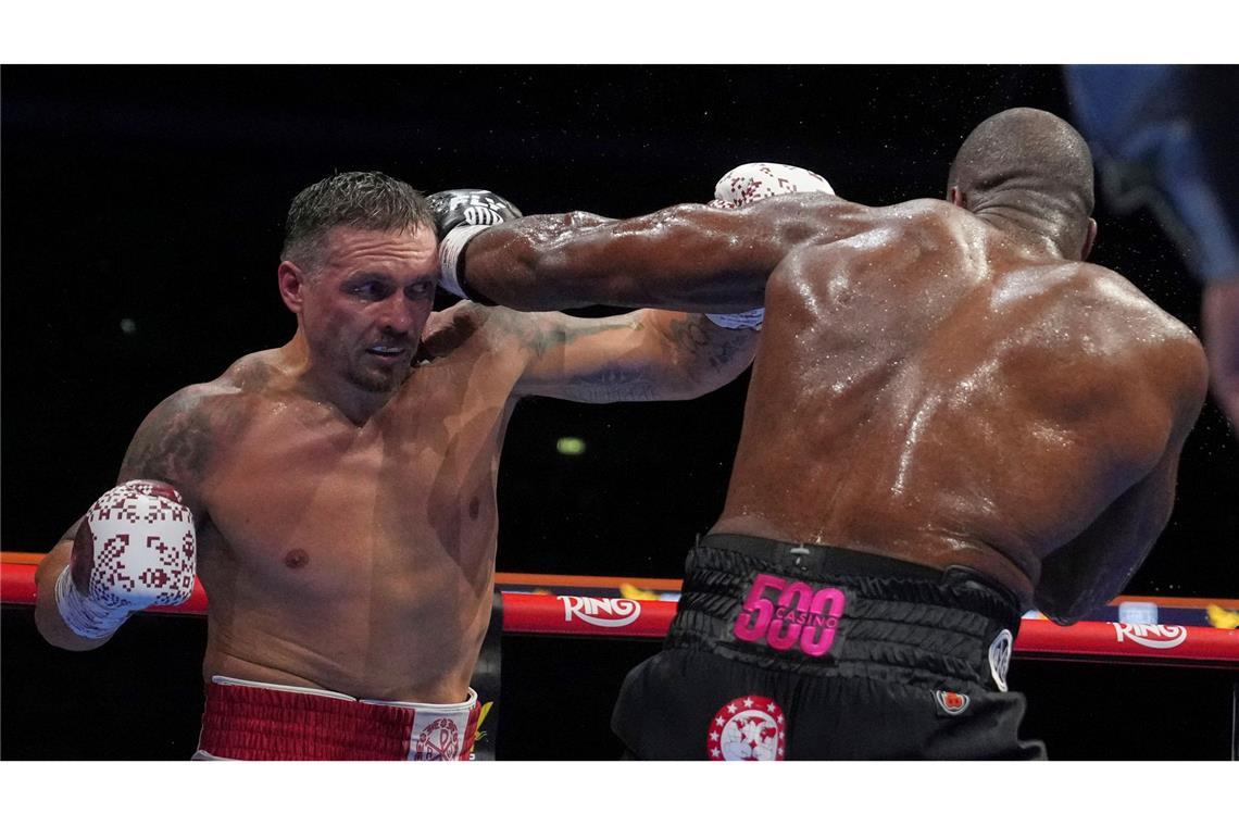 K.-o.-Sieg in London: Usyk unangefochtener Box-Weltmeister Usyk (l.) hält jetzt die Gürtel der vier wichtigsten Box-Verbände.
