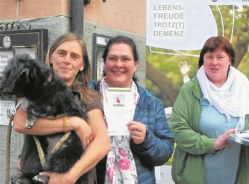 Projektteam sucht das Gespräch Ute Guggenmos und Patricia Wirth (von rechts) kommen am Infostand ins Gespräch mit Passanten. Foto: privat