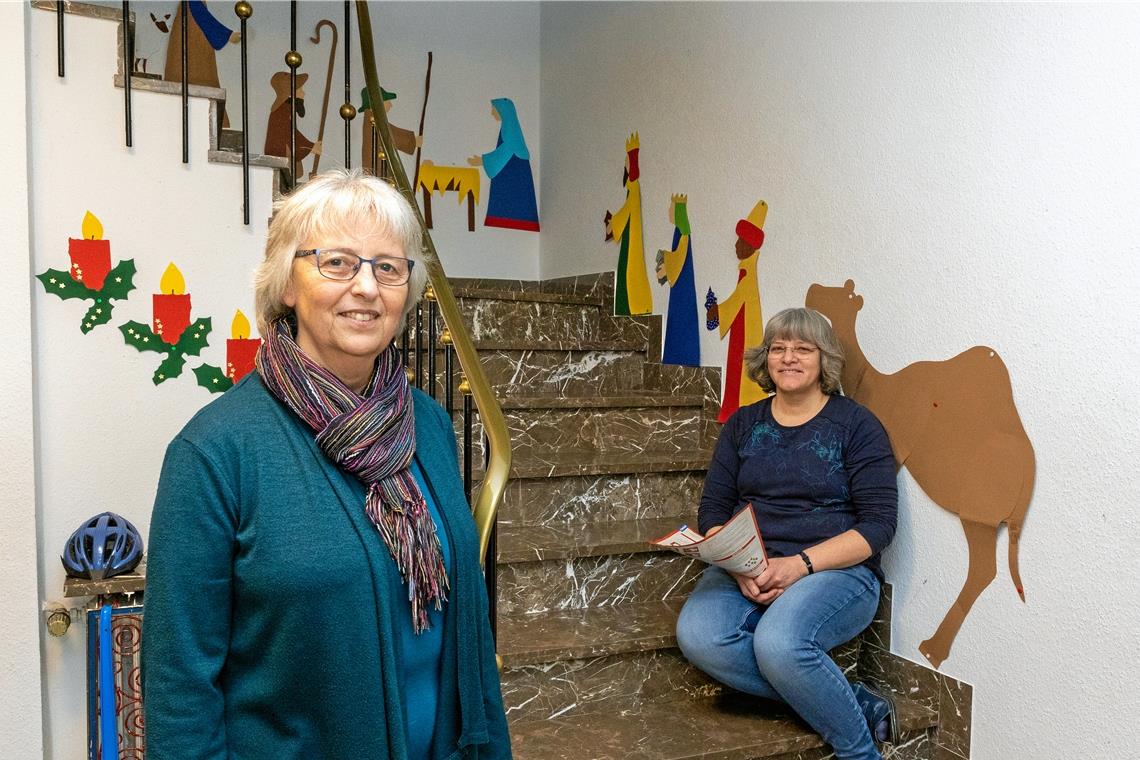 Vom Weihnachtszauber und Hüpfeligsein Ute Haußmann und Birgit Kronmüller (von links) setzen alles daran, dass die Kinder die Feiertage genießen können.