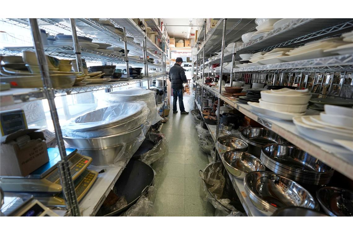 Bilder des Tages Utensilien steht einem Geschäft für Küchen- und Restaurantbedarf in New York.