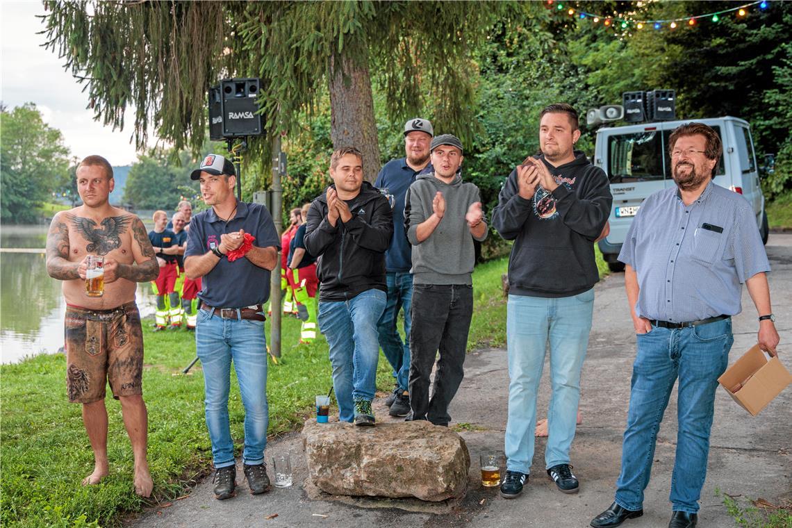 Uwe Matti (rechts) hat lange das Sommernachtsfest am Fornsbacher Waldsee mit dem Spaßtriathlon organisiert. Foto: Stefan Bossow