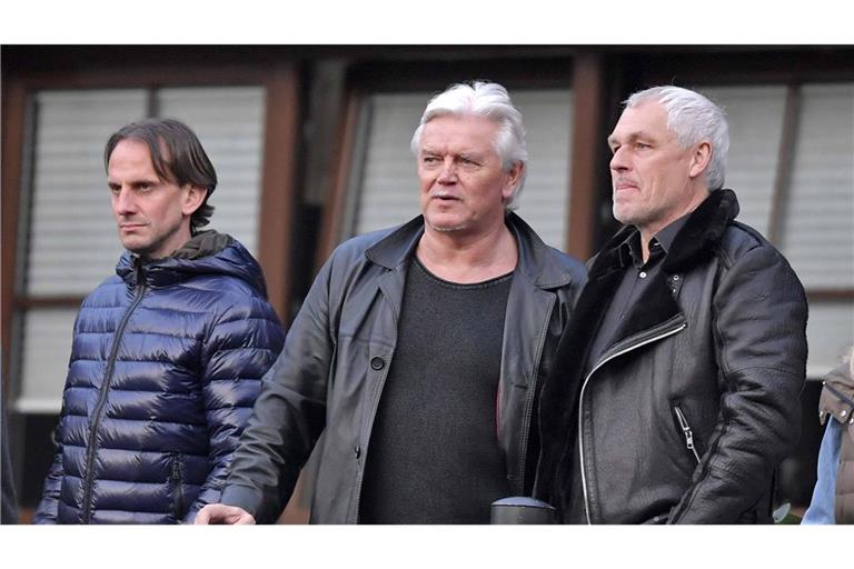 Uwe Rapolder (Mi., neben Rüdiger Rehm und Hans-Jürgen Boysen/re.) bei einem Spiel der SG Sonnenhof in Großaspach – jetzt sitzt er wieder auf der Trainerbank.    

Imago/Bernd Feil/M.i.S.