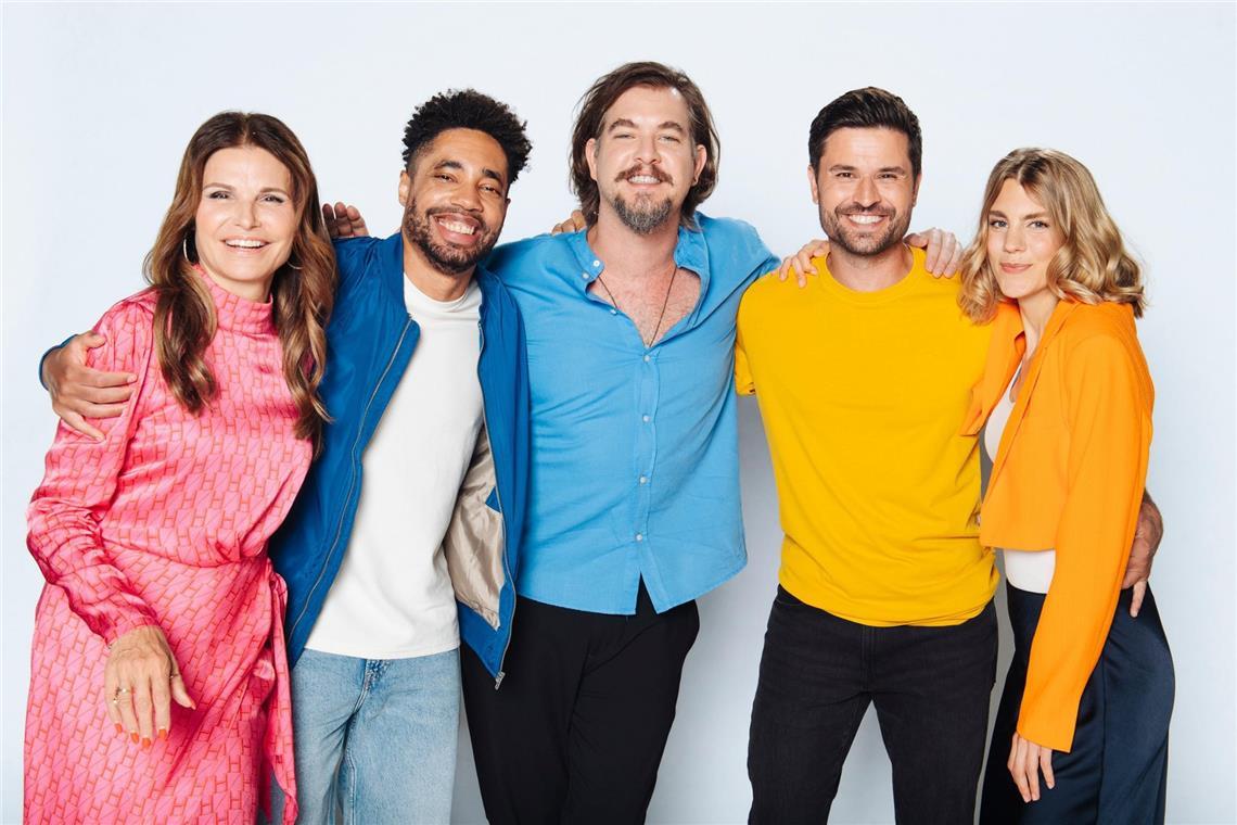 Diese zwei Darsteller verlassen die Daily-Soap V. l.: Tabea Heynig („Britta Schönfeld-Küpper“), Julius Dombrink („Theo Weigel“), Diego Carlos Seyfarth („David Junker“), Milos Vukovic („Paco Weigel“), Bettine Langehein ("Stella Richter")