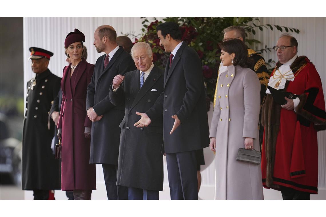 Kate und William begrüßen Emir von Katar zum Staatsbesuch V. li.: Prinzessin Kate, Prinz William und König Charles III. mit dem Emir von Katar und seiner Frau.