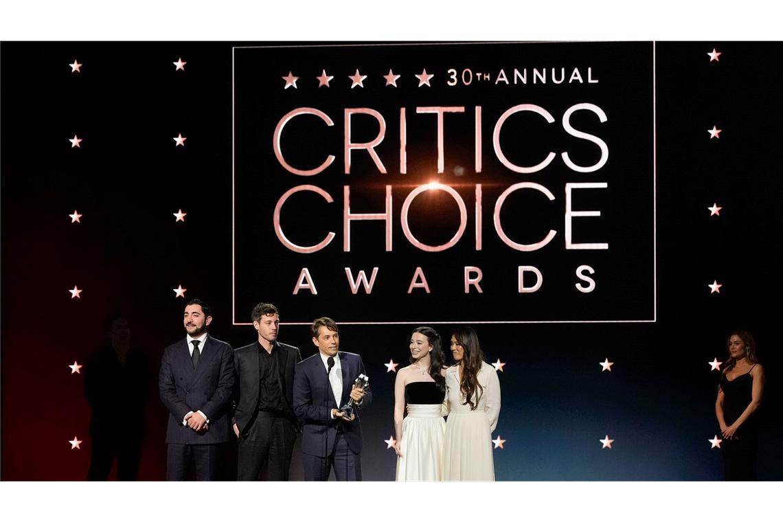 Bilder des Tages Vache Tovmasyan (l-r), Alex Coco, Sean Baker, Mickey Madison und Samantha Quan nehmen den Preis für den besten Film für "Anora" während der 30. Critics Choice Awards im Barker Hangar entgegen.