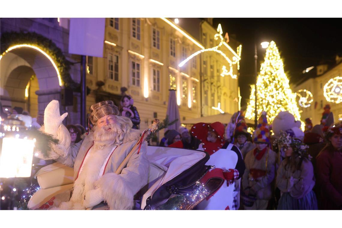 Väterchen Frost fährt in einer Kutsche durch die Altstadt von Ljubljana.