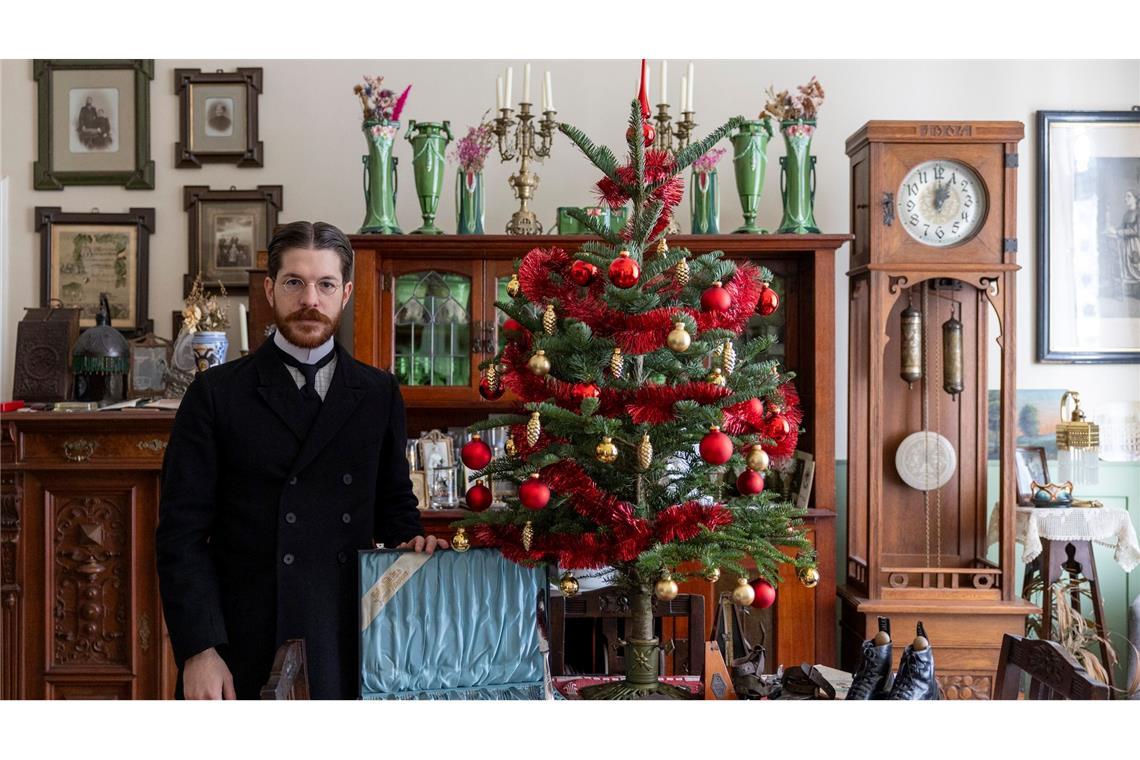 Valerio Bonanno hat ein Weihnachtszimmer um 1900 nachgestellt. Der Baum war damals meist wesentlich kleiner als heute und stand auf dem Tisch.