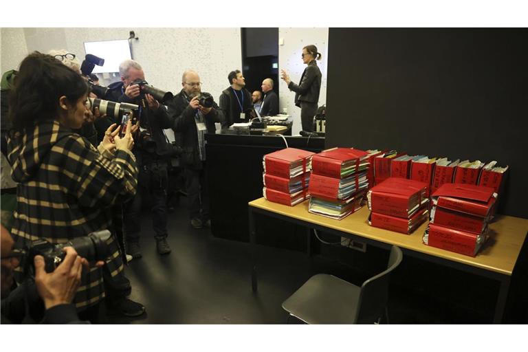 Vannes: Medienvertreter fotografieren Akten im Gerichtsgebäude, in dem der Prozess gegen einen pensionierten Chirurgen beginnt.