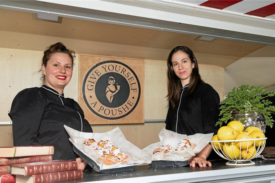 Vassilena und Vania Naydenova (von links) sind mit ihrem Foodtruck mittlerweile auch auf dem Backnanger und Schorndorfer Wochenmarkt präsent. Dafür sind sie dankbar, da Corona ihre komplette Jahresplanung über den Haufen geworfen hat und bis auf Weiteres all ihre Aufträge bei Messen und Festivals für sie wegfallen. Fotos: J. Fiedler