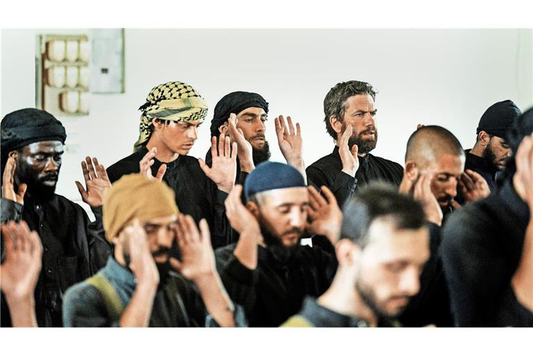 Vater Christian (Nikolaj Lie Kaas, hinten rechts) in der islamistischen Gruppierung