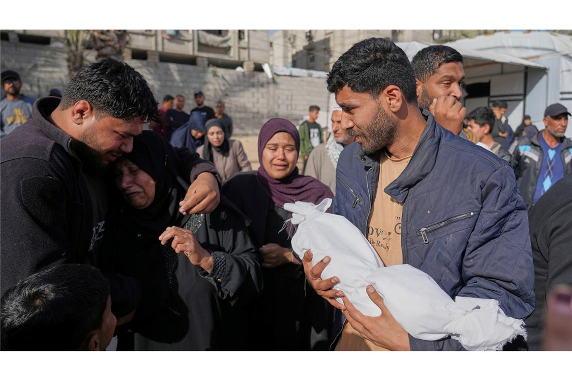 Israel bereitet Verschärfung der Gaza-Angriffe vor Vater mit Leiche von getötetem Kind.