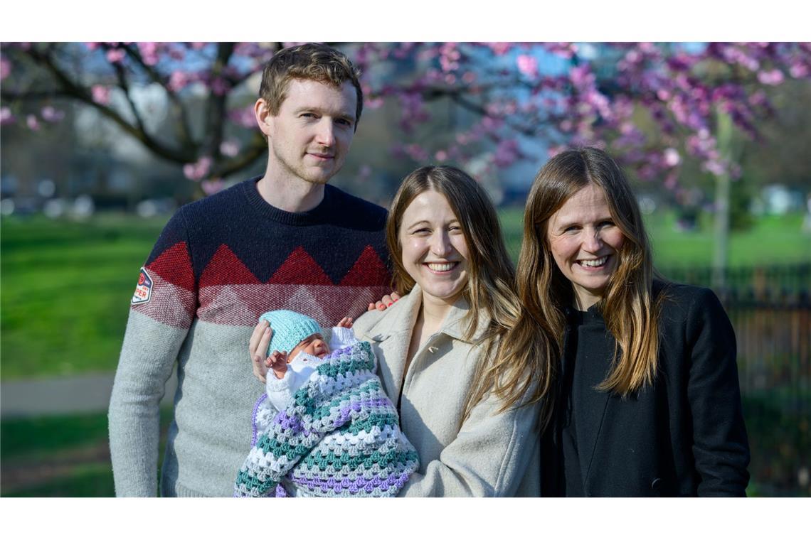 Kleines Wunder: Baby nach Gebärmuttertransplantation geboren Vater, Mutter, Tante: Große Freude über das Baby.