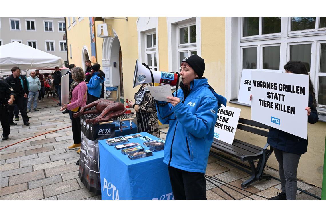 Schweine-Wettgrillen mit Söder und Peta-Protest "Veganes Grillen statt Tiere killen": Peta-Protest in Viechtach.