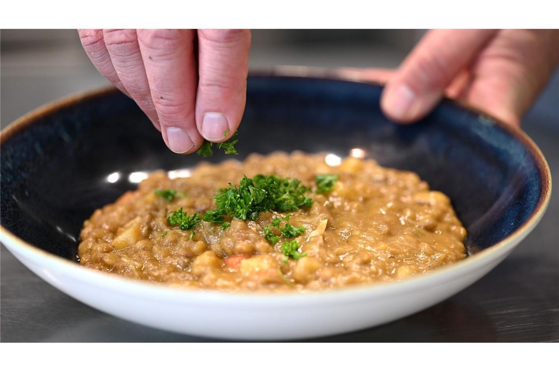 Vegetarische Linsensuppe im Betriebsrestaurant von Apetito - dieses Gericht wird oft in Kindergärten gegessen.