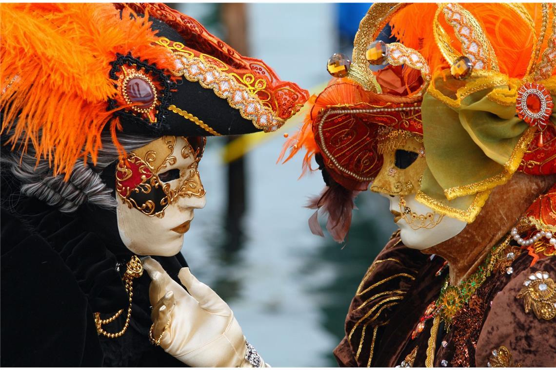 Warum ist der 11.11. Karnevalsbeginn? Venedig: Der historische Karneval in Venedig (italienisch Carnevale di Venezia) ist mit seinen Masken, Tierkämpfen und Feuerwerken der bekannteste neben denen von Florenz und Rom. Ausgehend von den italienischen Fürstenhöfen entwickelten sich seit dem Spätmittelalter immer prunkvollere Festivitäten, die von Epiphania (6. Januar) bis zum Beginn der Fastenzeit am Aschermittwoch dauern.
