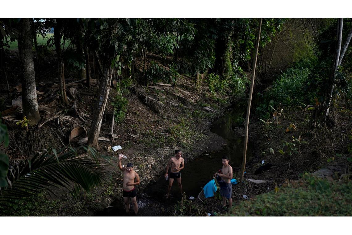 Bilder des Tages Venezolanische Migranten baden sich in einem Fluss in Panama.