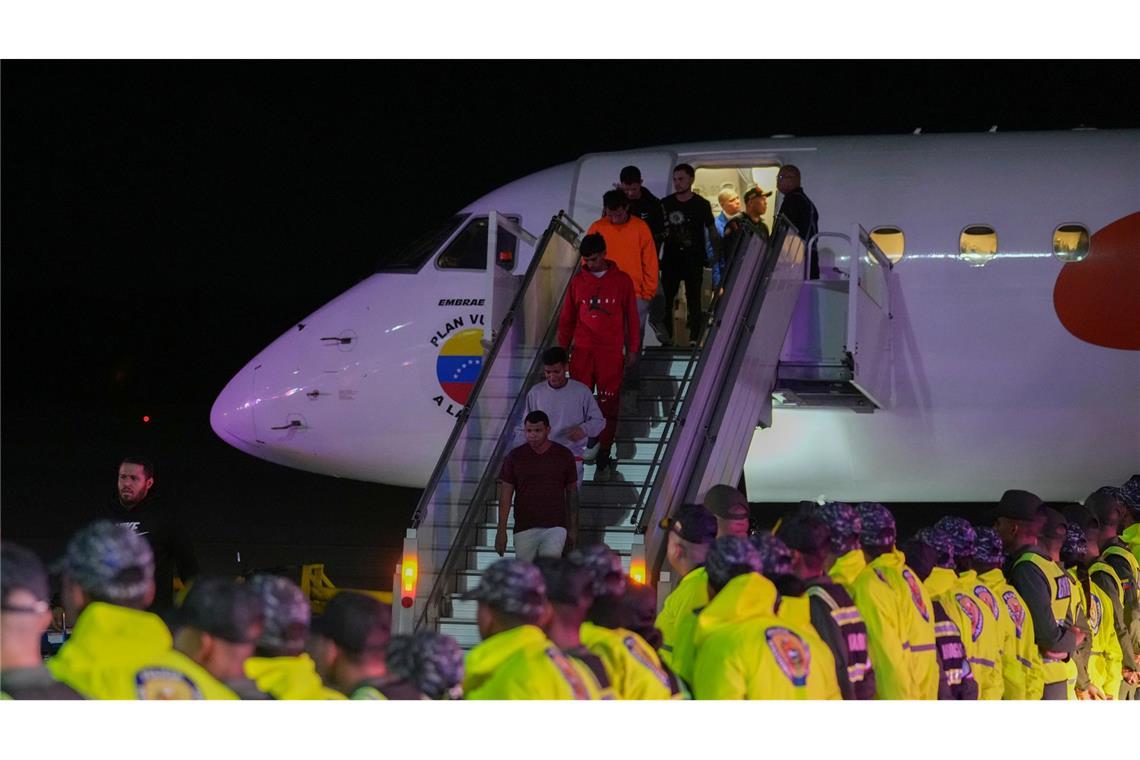 Bilder des Tages Venezolanische Migranten, die aus den USA abgeschoben wurden, steigen am Flughafen in Maiquetia aus dem Flugzeug.