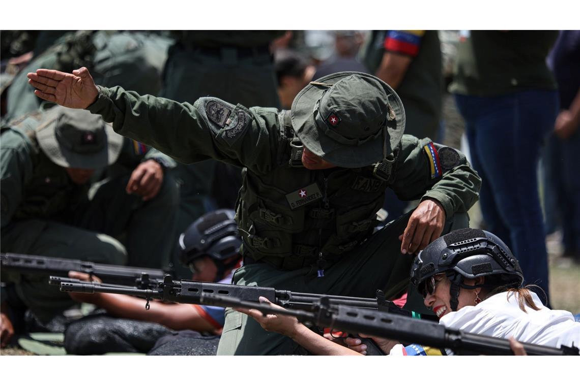 Venezolanische Milizen erhalten militärisches Training