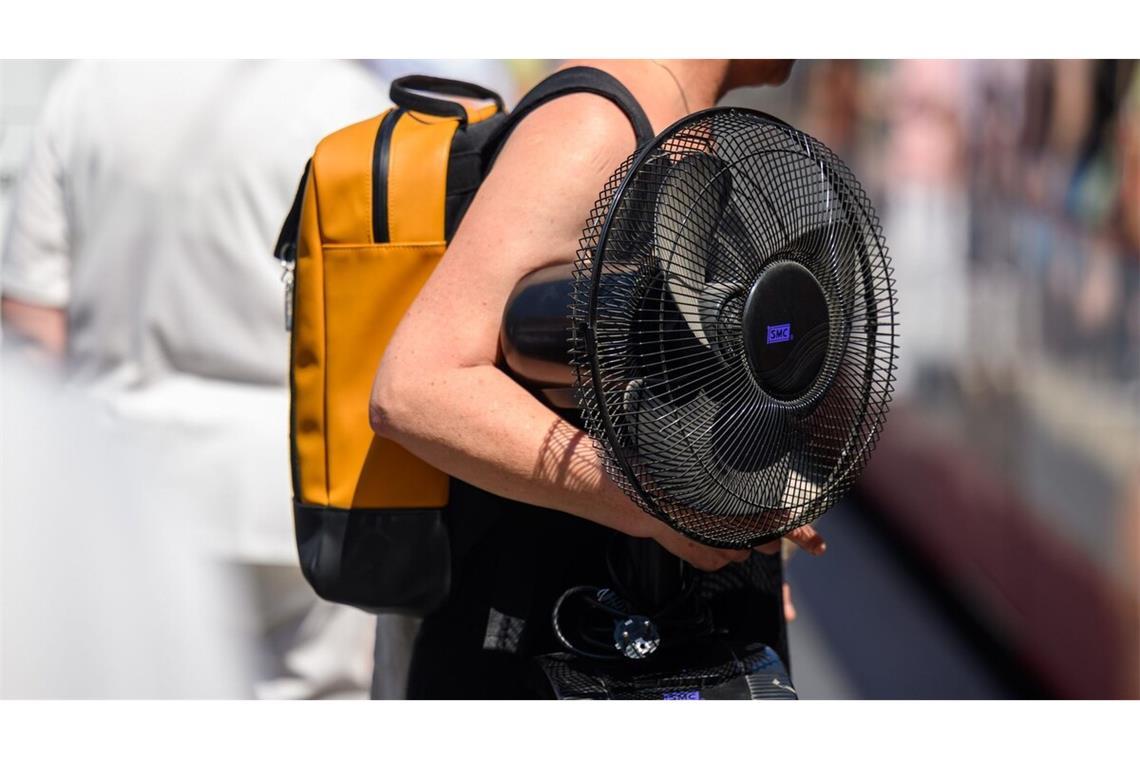 Ventilatoren helfen zwar bei hohen Außentemperaturen. Doch angesichts extremer werdender Hitzewellen braucht es weit mehr.