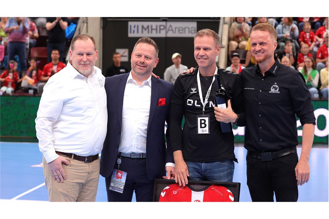 HB Ludwigsburg fehlt noch ein Sieg zur deutschen Meisterschaft Verabschiedung ( v.l.): Geschäftsführer Sebastian Götz, Vorsitzender Christian Köhle, Trainer Jakob Vestergaard, Sportdirektor Gerrit Winnen