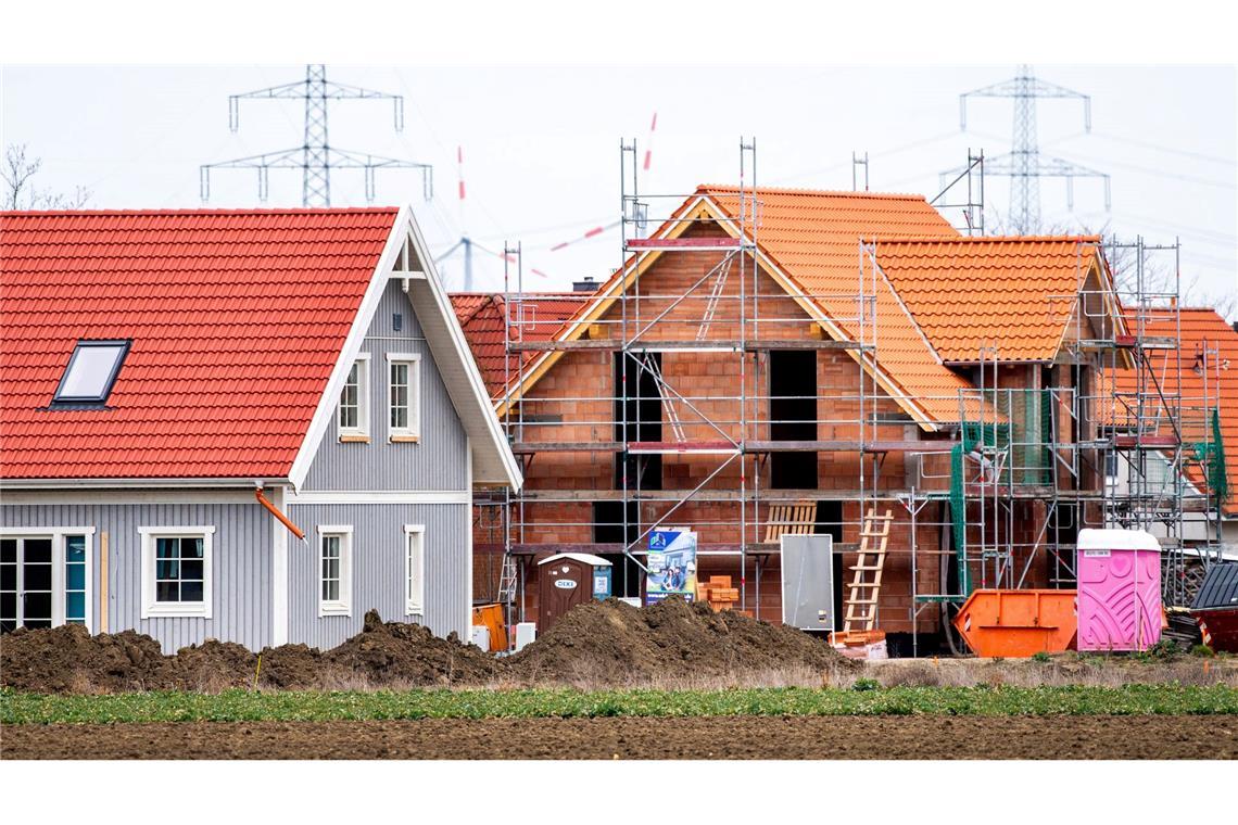 Neugeschäft mit Baukrediten wächst 2024 um ein Viertel Verbraucher fragen wieder deutlich mehr Immobilienkredite nach. (Archivbild)