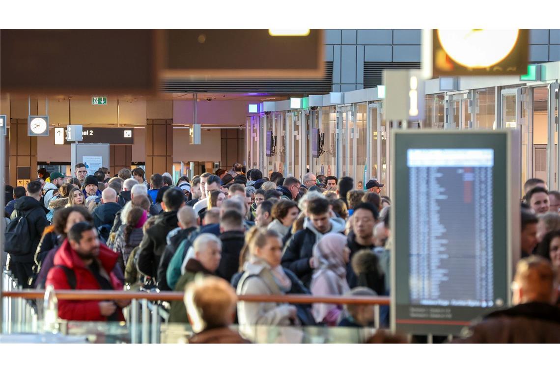 Reise-Schlichtungsstelle verzeichnet Rekord bei Beschwerden Verbraucher mussten im vergangenen Jahr bei Flugreisen viele Einschränkungen in Kauf nehmen - sie wandten sich oft an die Schlichtungsstelle Reise und Verkehr. (Archivbild)