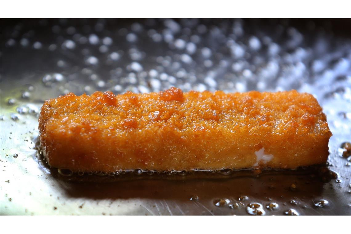 Mögliche Kunststoff-Verunreinigung – Aldi Süd ruft Fischstäbchen zurück Verbraucher sollten die Fischstäbchen nicht braten oder gar essen. (Archivfoto)