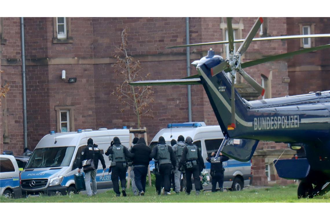 "Sächsische Separatisten" - Razzia gegen rechte Terrorgruppe Verdächtige werden zum Ermittlungsrichter am Bundesgerichtshof gebracht.