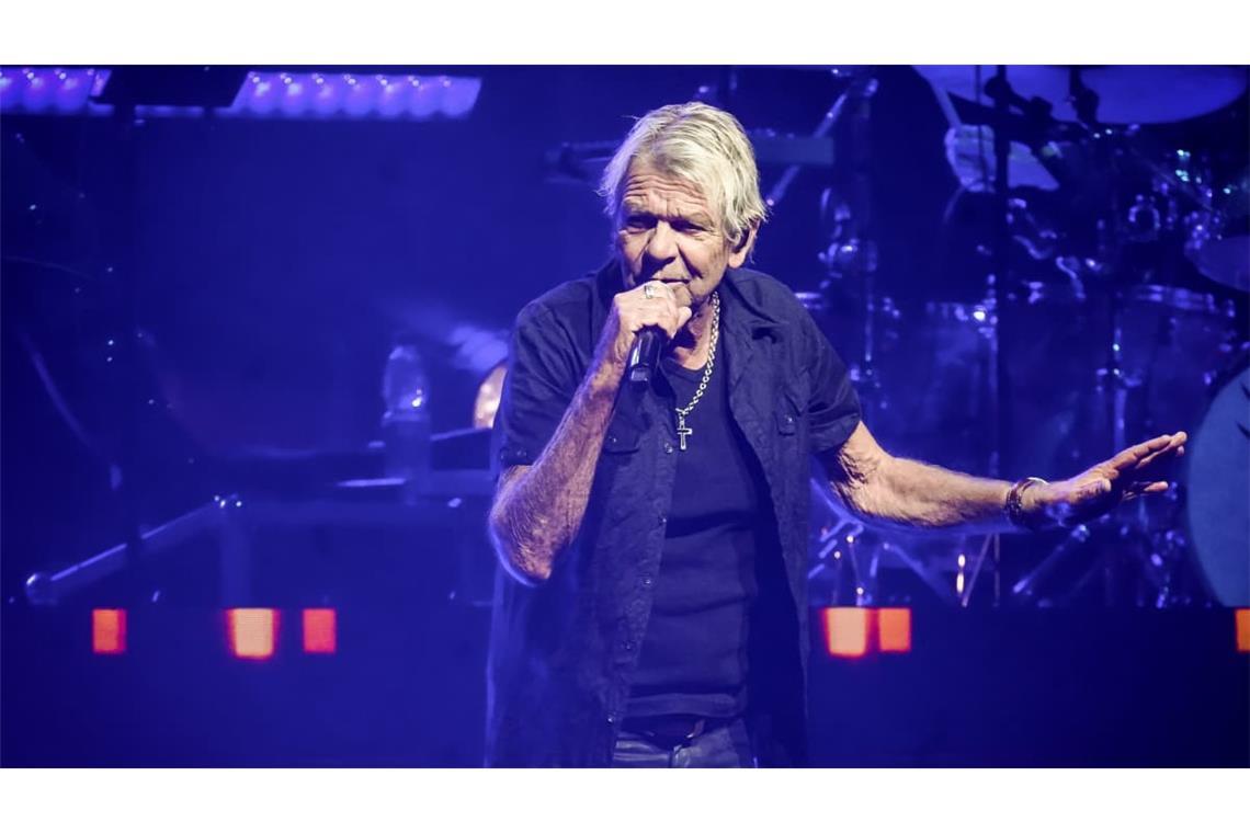 „Verdammt, ich lieb dich“: Wie sein Hit von 1990 ist das Konzert von Matthias Reim betitelt. In der Porsche-Arena hat der 68-Jährige am Freitagabend mehrere Generationen von Fans begeistert.