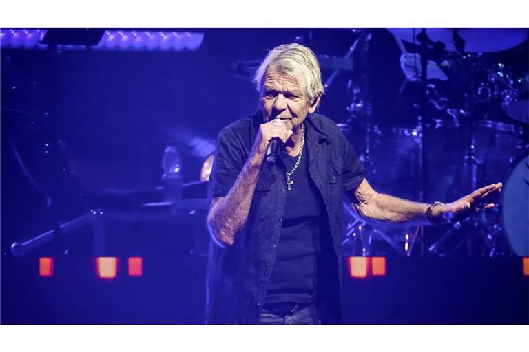 „Verdammt, ich lieb dich“: Wie sein Hit von 1990 ist das Konzert von Matthias Reim betitelt. In der Porsche-Arena hat der 68-Jährige am Freitagabend mehrere Generationen von Fans begeistert.