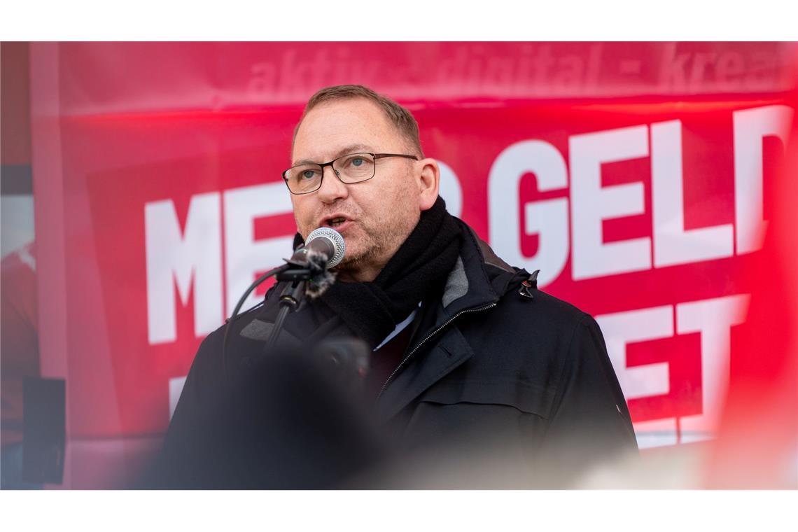 Warnstreiks vor Eskalation - Reisende könnten betroffen sein Verdi-Chef Frank Werneke erwartet eine Ausweitung von Warnstreiks. (Archivbild)