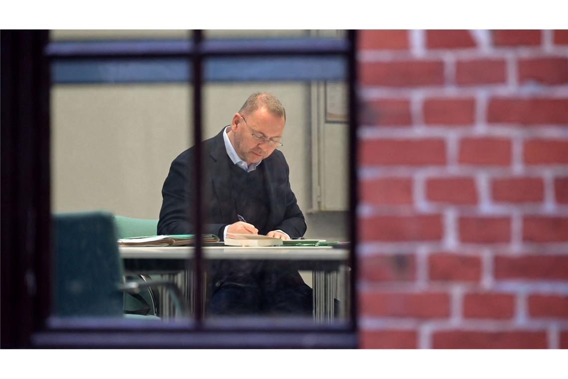 Verdi-Chef Frank Werneke vertiefte sich in Unterlagen.