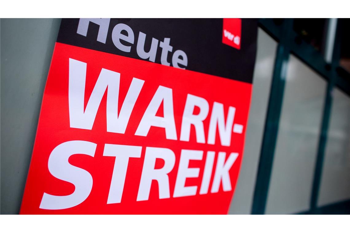 Zehntausende legen Arbeit in Kliniken und Heimen nieder Verdi hat Beschäftigte in Kliniken, Rettungsstellen und Pflegeheimen zu Warnstreiks aufgerufen. (Archivbild)