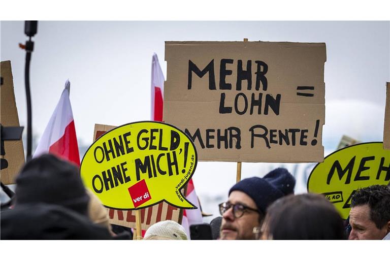 Verdi hatte in den vergangenen Wochen zu großflächigen Streiks aufgerufen. Am Sonntag gab es eine Einigung im Tarifstreit (Symbolbild).