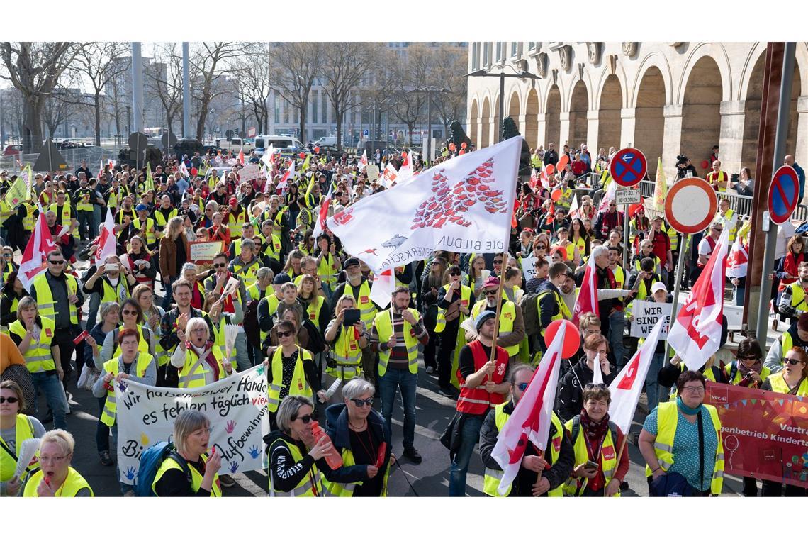 Flughäfen und Kitas - Verdi zeigt die Warnstreik-Muskeln Verdi organisiert große Warnstreiks.