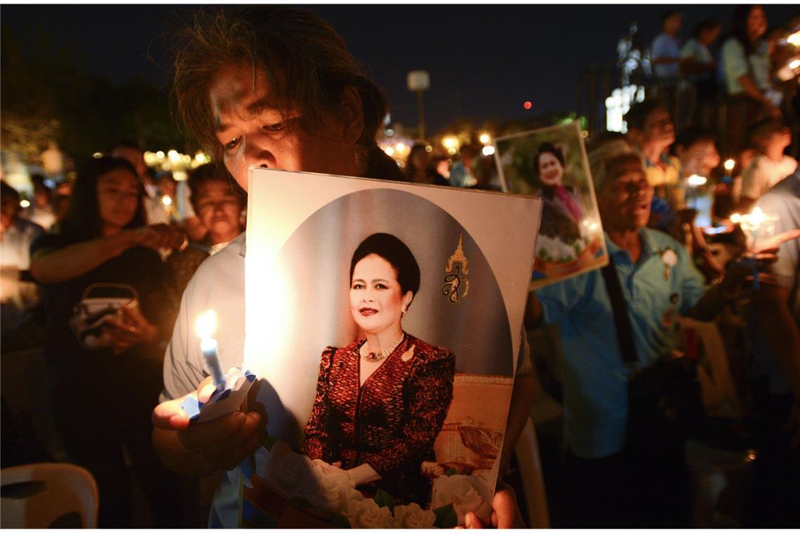 Thailand trauert um ehemalige Königin Verehrt wird die Königinmutter in Thailand weiterhin. Ihr Geburtstag ist ein wichtiger Feiertag in dem südostasiatischen Land.