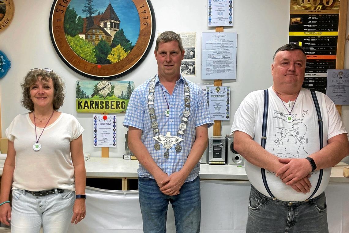 Finalteilnahme als Höhepunkt der Vereinshistorie Vereinsschützenkönig Michael Hermann (Mitte) mit seinen Rittern Kathrin Altvater und Joachim Dach.