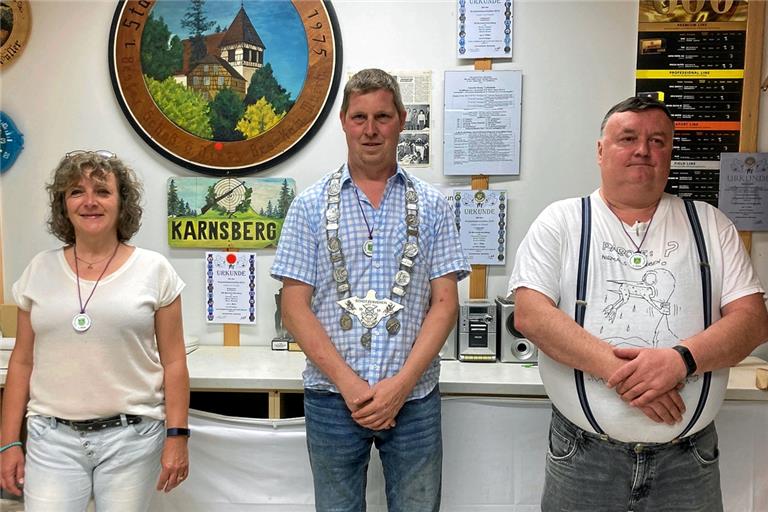 Vereinsschützenkönig Michael Hermann (Mitte) mit seinen Rittern Kathrin Altvater und Joachim Dach.