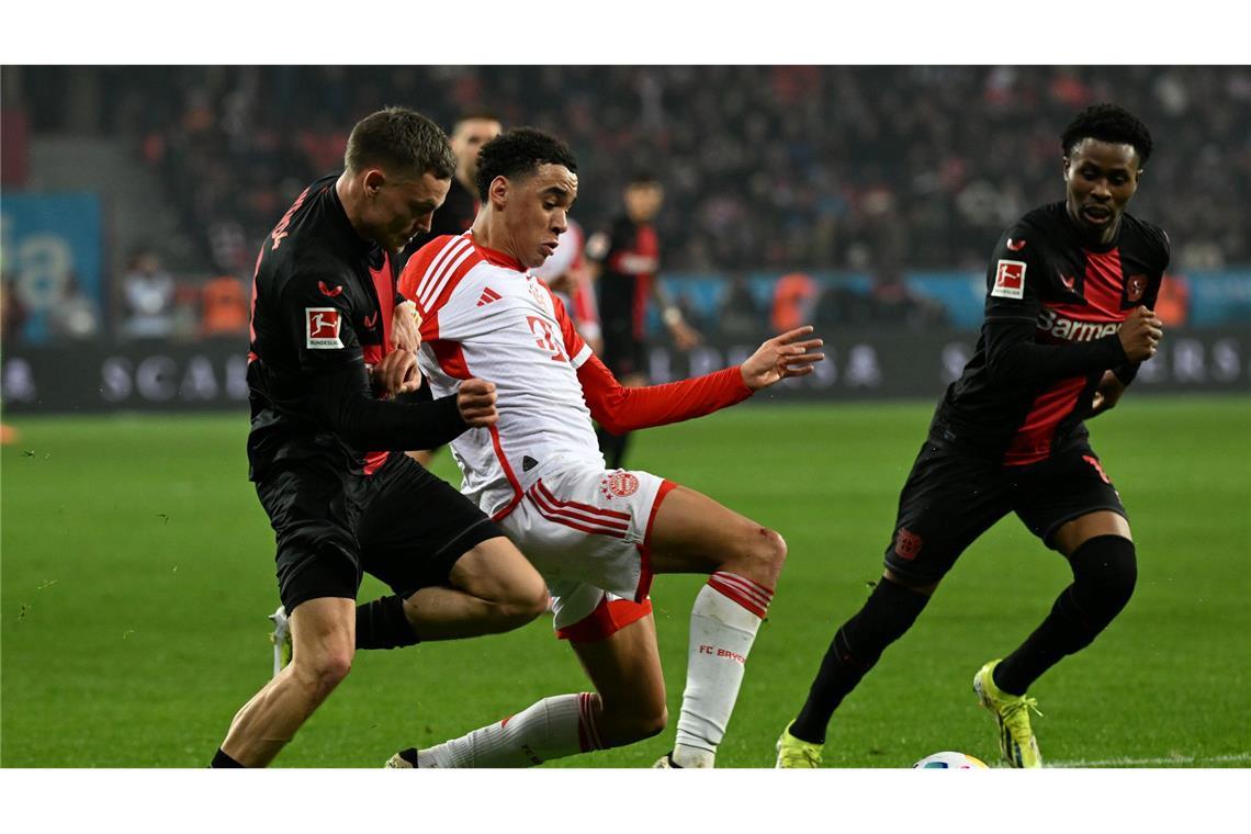 "Ein heißer Tanz": Kompany muss Taktik-Genie Alonso knacken Vereint im Nationalteam, Gegner in der Champions League: Leverkusens Florian Wirtz (l) und Bayerns Jamal Musiala im Kampf um den Ball.