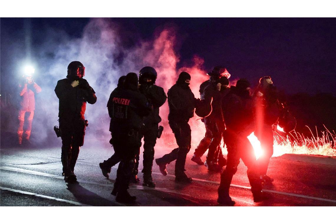 Proteste gegen AfD: Abgeordneter bei Polizeieinsatz verletzt Vereinzelt wurde Pyrotechnik gezündet.