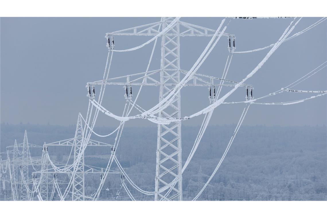 Vereiste Stromleitungen im Harz