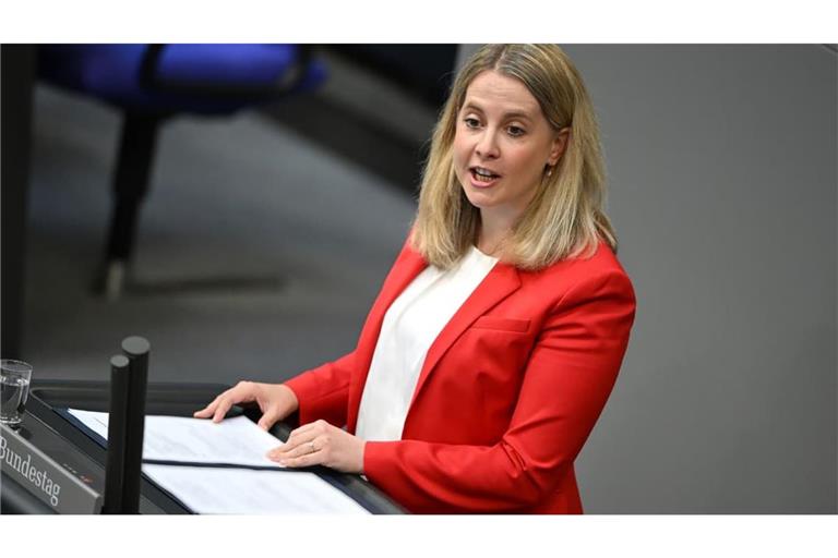 Verena Hubertz (SPD), Bundesministerin für Wohnen, bei einer Rede im Bundestag. Die Ansetzung der Debatte über Kürzungen beim Wohngeld stößt auf offene Kritik. (Archivbild)