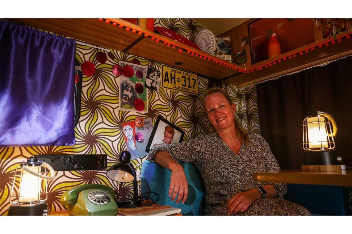 "Schon sehr lustig" - Indoor-Camping im Hochsommer Verena ist eigentlich keine Camperin - aber die Indoor-Version wollte sie mal erleben. Ihr Wohnwagen ist im Flower-Power-Stil der 70-er Jahre gehalten.