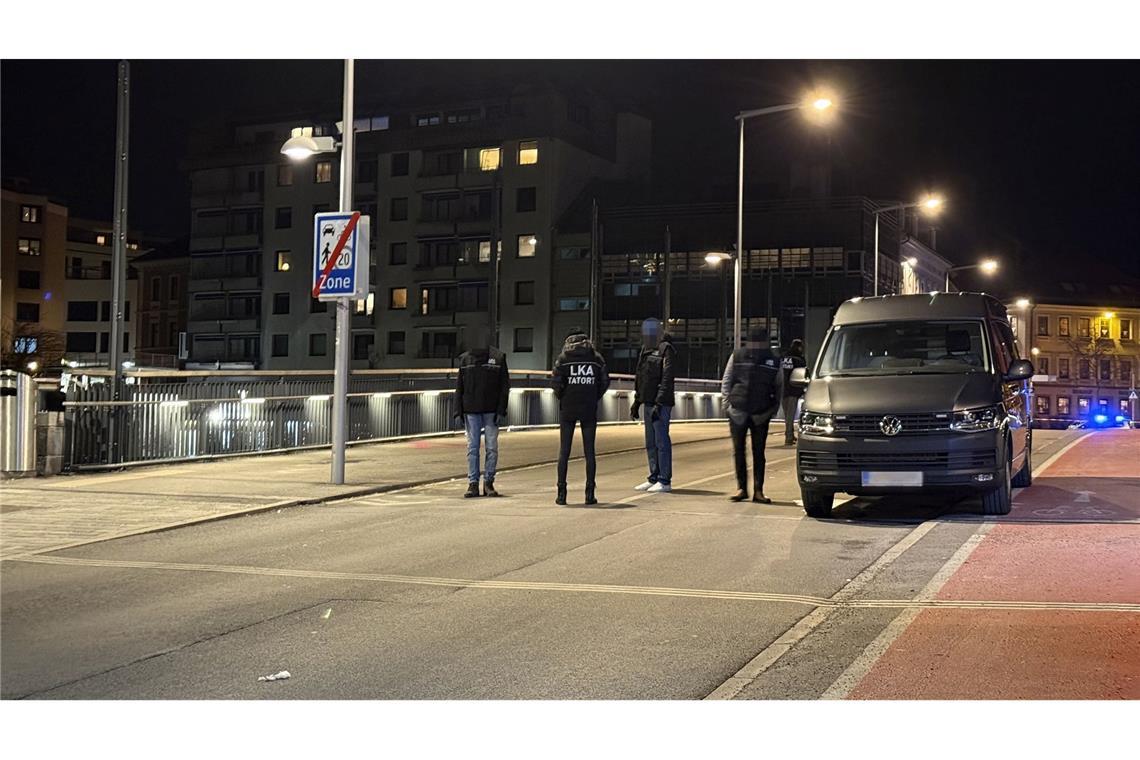 Messerattacke in Österreich - ein Toter und fünf Verletzte Verfassungsschützer und Kriminalisten ermitteln die Hintergründe der Tat.